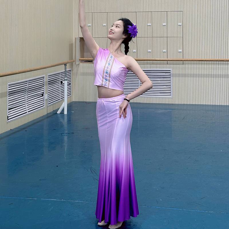 Powdering is eight 360-degree skirts and one shoulder